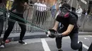 Para pengunjuk rasa menggunakan ketapel mencoba menembak saat demonstrasi di Hong Kong (11/11/2019). Ketapel hingga panahan digunakan para demonstran Hong Kong sebagai senjata saat unjuk rasa yang telah berlangsung selama lima bulan. (AP Photo/Kin Cheung)