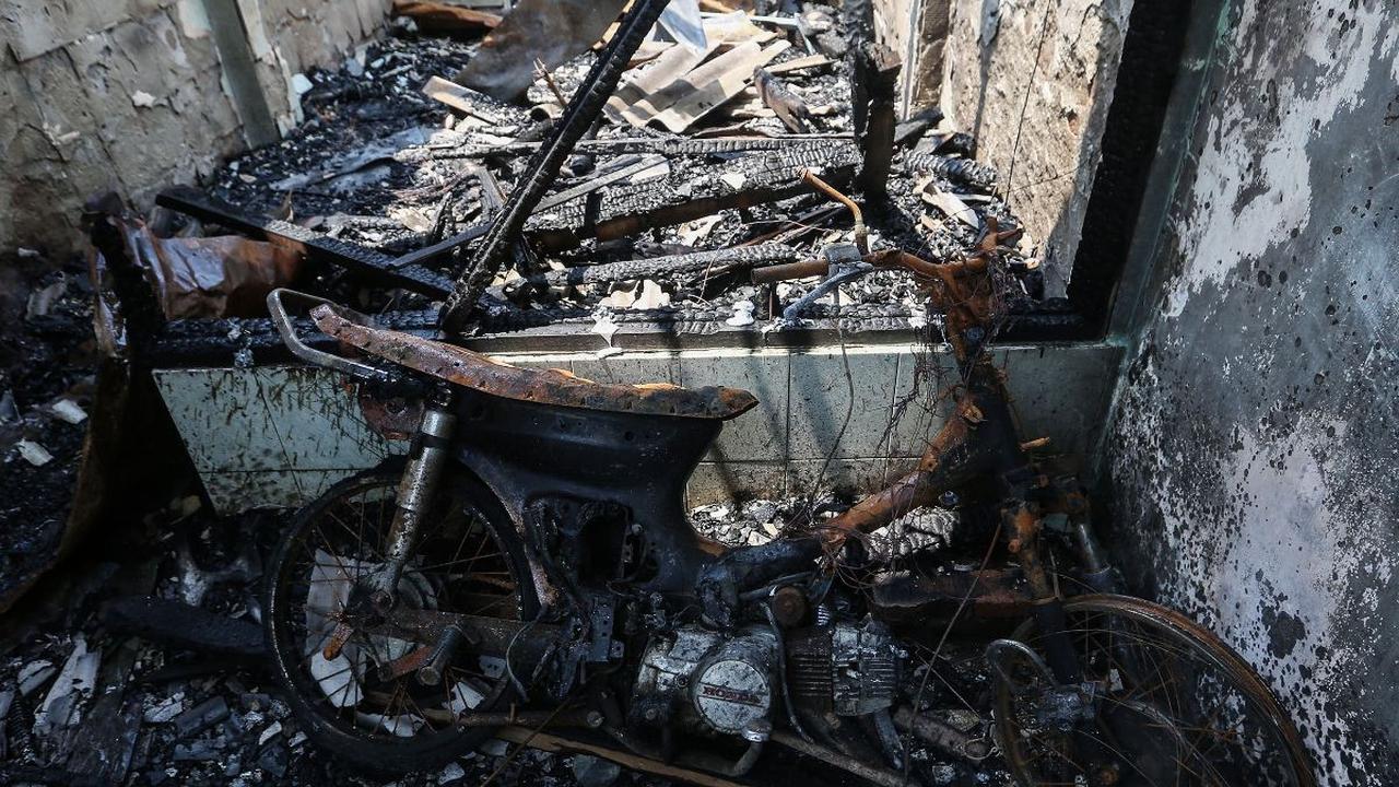 Sebuah sepeda motor juga terlihat hangus terbakar pasca musibah kebakaran yang melanda kawasan permukiman padat penduduk di Petojo Selatan.