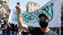 Warga berorasi mengenakan masker saat menggelar aksi protes terhadap keputusan pemerintah soal penggusuran di kota pesisir Mediterania, Jaffa, Tel Aviv selatan (26/6/2020). (AFP Photo/Jack Guez)
