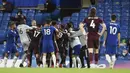 Para pemain Chelsea tampak bersitegang dengan pemain Leicester City pada laga Liga Inggris di Stadion Stamford Bridge, Rabu (19/5/2021). Chelsea menang dengan skor 2-1. (Glyn Kirk/Pool via AP)