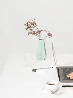 Wanita dengan financial independence yang baik dapat merasakan kebebasan dalam mengelola keuangan mereka (Foto: Unsplash.com/Icons8 Team)