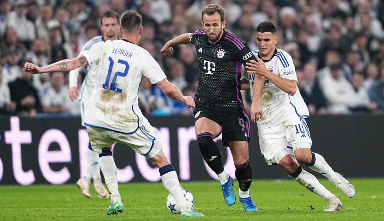 Penyerang  Bayern Munchen Harry Kane (kedua kanan) berebut bola dengan gelandang FC Copenhagen, Mohamed Elyounoussi pada laga matchday 2 Grup A Liga Champions 2023/2024 yang dihelat di Parken Stadium, Rabu (4/10/2023) dini hari WIB. (Mads Claus Rasmussen/Ritzau Scanpix via AP)