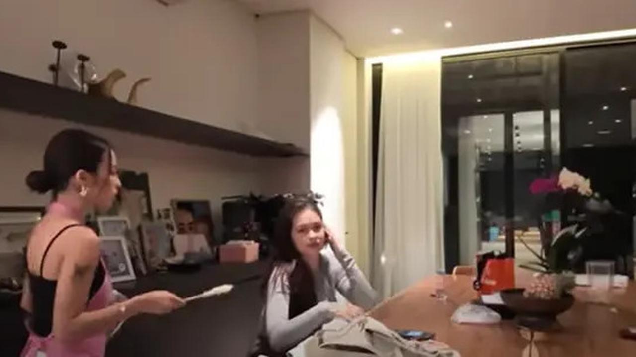 7 Potret Dapur Rumah Jennifer Coppen, Modern dengan Nuansa Hitam-Putih