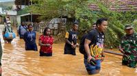 TNI mengevakuasi korban banjir di Kota Jayapura. (Liputan6.com/Penrem 172/Katharina Janur)