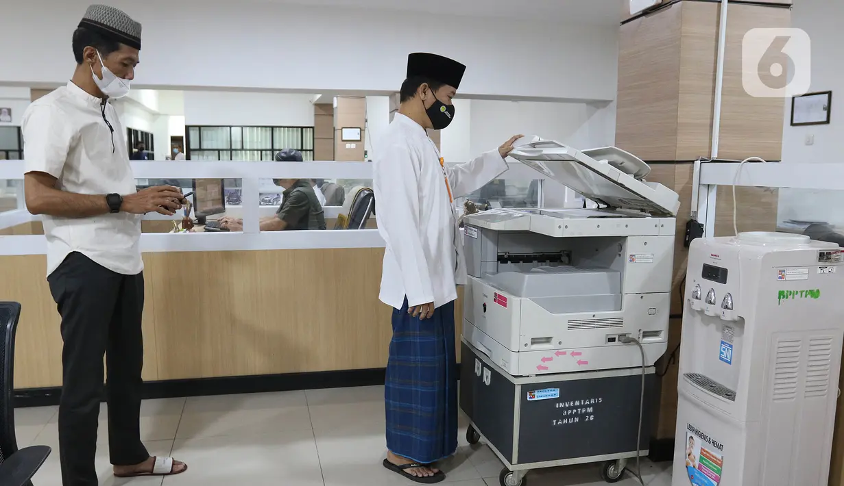 Sejumlah pegawai negeri sipil (PNS) menggunakan pakaian ala santri saat bekerja di Balai Kota Bogor, Kamis (22/4/2021). PNS di lingkungan Pemkot Bogor diwajibkan memakai pakaian ala santri setiap tanggal 22 setiap bulannya sebagai wujud penghormatan jasa para santri. (Liputan6.com/Herman Zakharia)