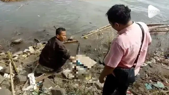 Polisi menemukan jasad seorang bayi di tepi Sungai Cisadane. Bayi diduga baru dilahirkan karena ari-ari masih menempel.