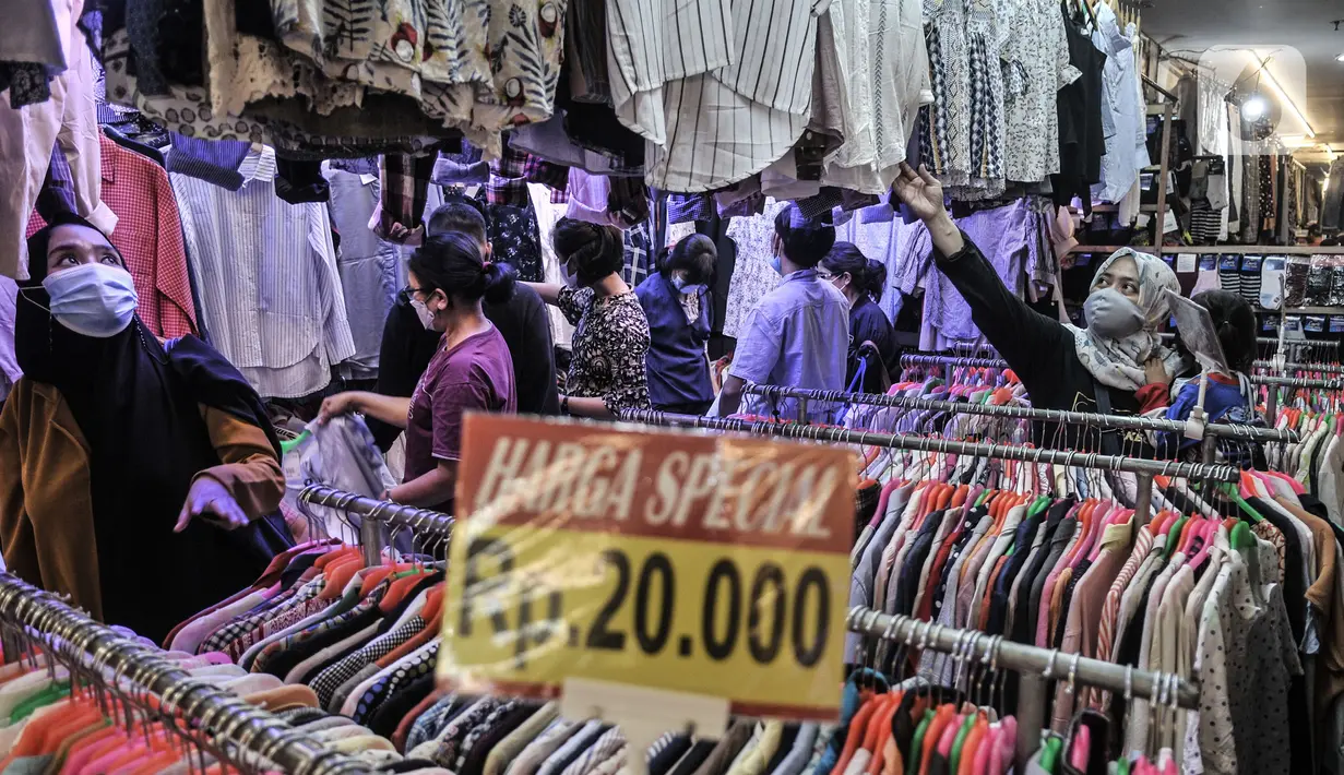 Pengunjung memilih pakaian bekas impor di Pasar Senen, Jakarta, Kamis (4/3/2021). Sepinya penjualan diperparah dengan rumor pakaian bekas impor berpotensi menyebarkan virus COVID-19. (merdeka.com/Iqbal S. Nugroho)