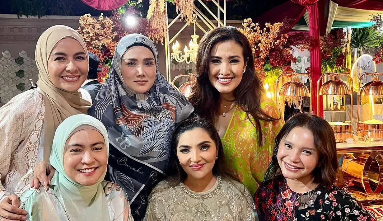 Mulan Jameela tampil memesona dengan hijab bermotif yang dibentuk syar’i. [@astridkuya/@maiaestiatyreal/@aurelie.hermansyah]