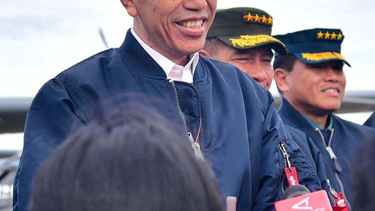 Momen Jokowi Hadiri Nikahan Anak Penjaga Rusa Istana, Masuk Gang Sempit Paspampres Sampai Bawa Senter