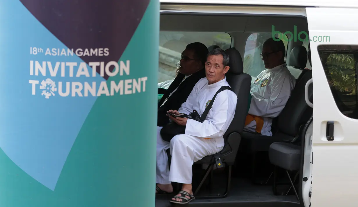 Wasit menunggu rekannya usai mengikuti Test Event Asian Games 2018 di Padepokan Silat TMII, Jakarta, Senin (12/2/2018). Sebanyak sepuluh negara mengikuti test event pencak silat 2018 tersebut. (Bola.com/Nick Hanoatubun)