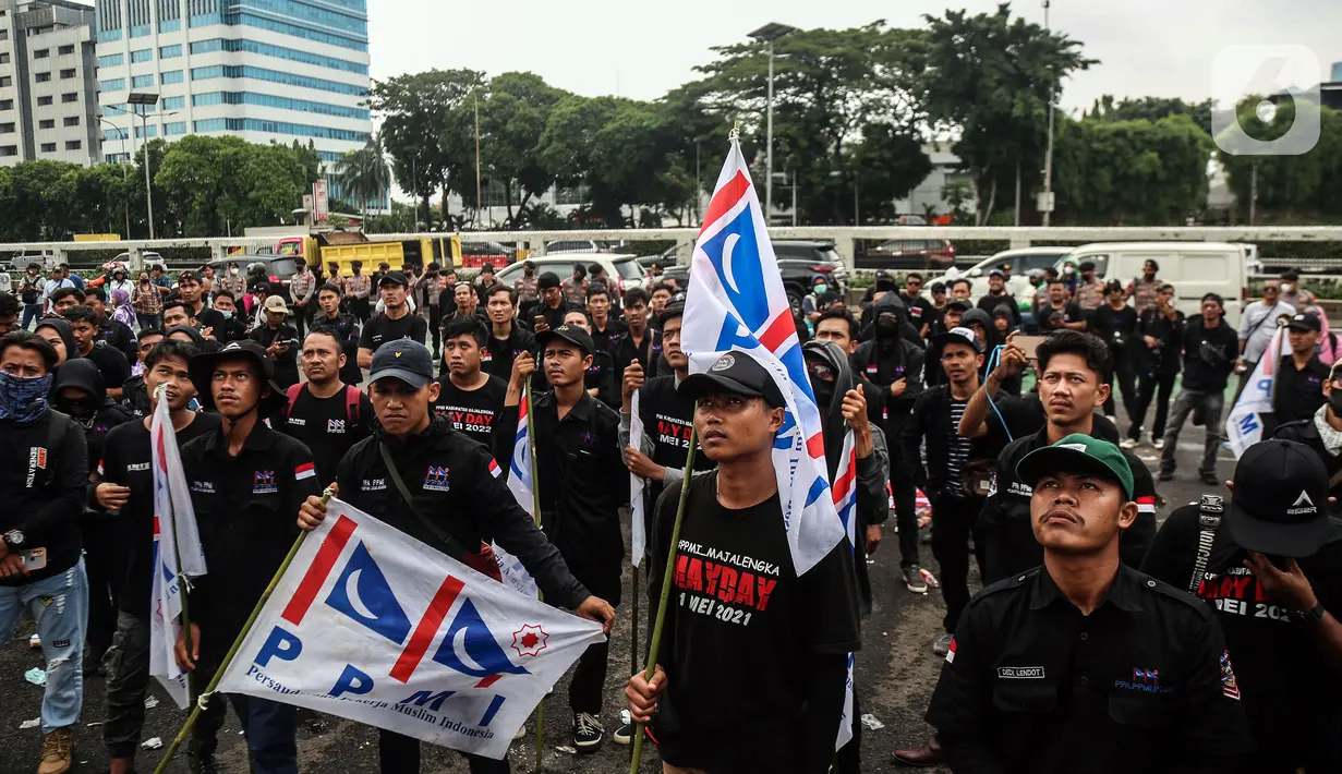 Demonstran berunjuk rasa di depan Gedung MPR/DPR/DPD, Jalan Gatot Subroto, Jakarta, Jumat (20/5/2022). Demonstran menuntut berbagai isu, di antaranya Omnibus Law dan penurunan harga sembako serta bahan bakar minyak (BBM). (Liputan6.com/Johan Tallo)