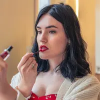 Lipstik dengan warna kuat memberikan kesan tegas (Foto: Freepik.com)