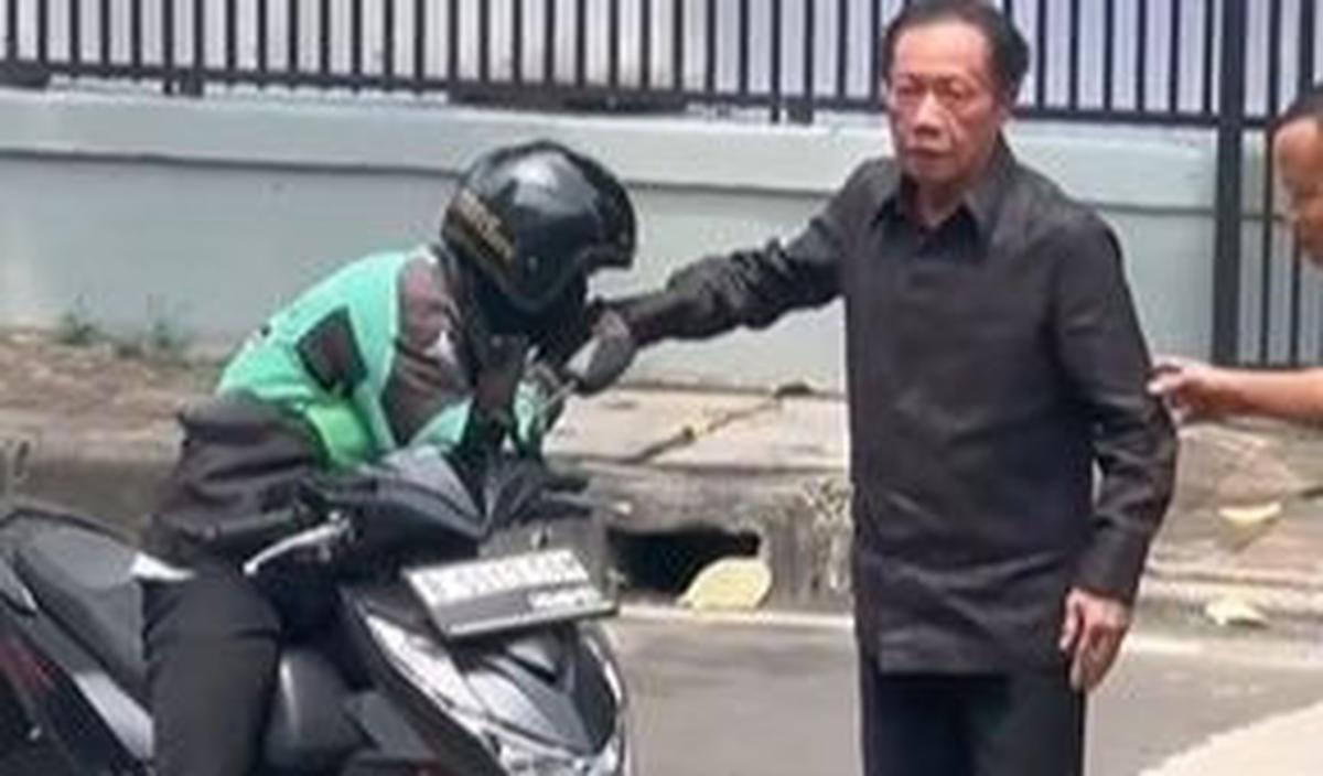 Sutiyoso merupakan tokoh militer Indonesia yang pernah menjadi Gubernur DKI Jakarta selama dua periode.
