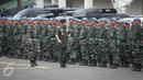Panglima TNI Jenderal Gatot Nurmantyo mengecek pasukan saat upacara sertijab Komandan Pasukan Pengamanan Presiden (Danpaspampres) di Jakarta, Selasa (14/3). Brigjen Suhartono resmi menggantikan Mayjen Bambang Suswantono. (Liputan6.com/Faizal Fanani)