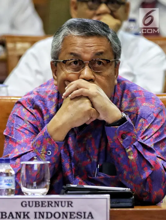 Gubernur BI Perry Warjiyo mengikuti rapat kerja dengan Komisi XI Dewan Perwakilan Rakyat (DPR) RI di Kompleks Parlemen, Senayan, Jakarta, Senin (17/6/2019). Pemerintah bersama Komisi XI DPR RI kembali melakukan pembahasan mengenai asumsi dasar makro dalam RAPBN 2020. (Liputan6.com/Johan Tallo)