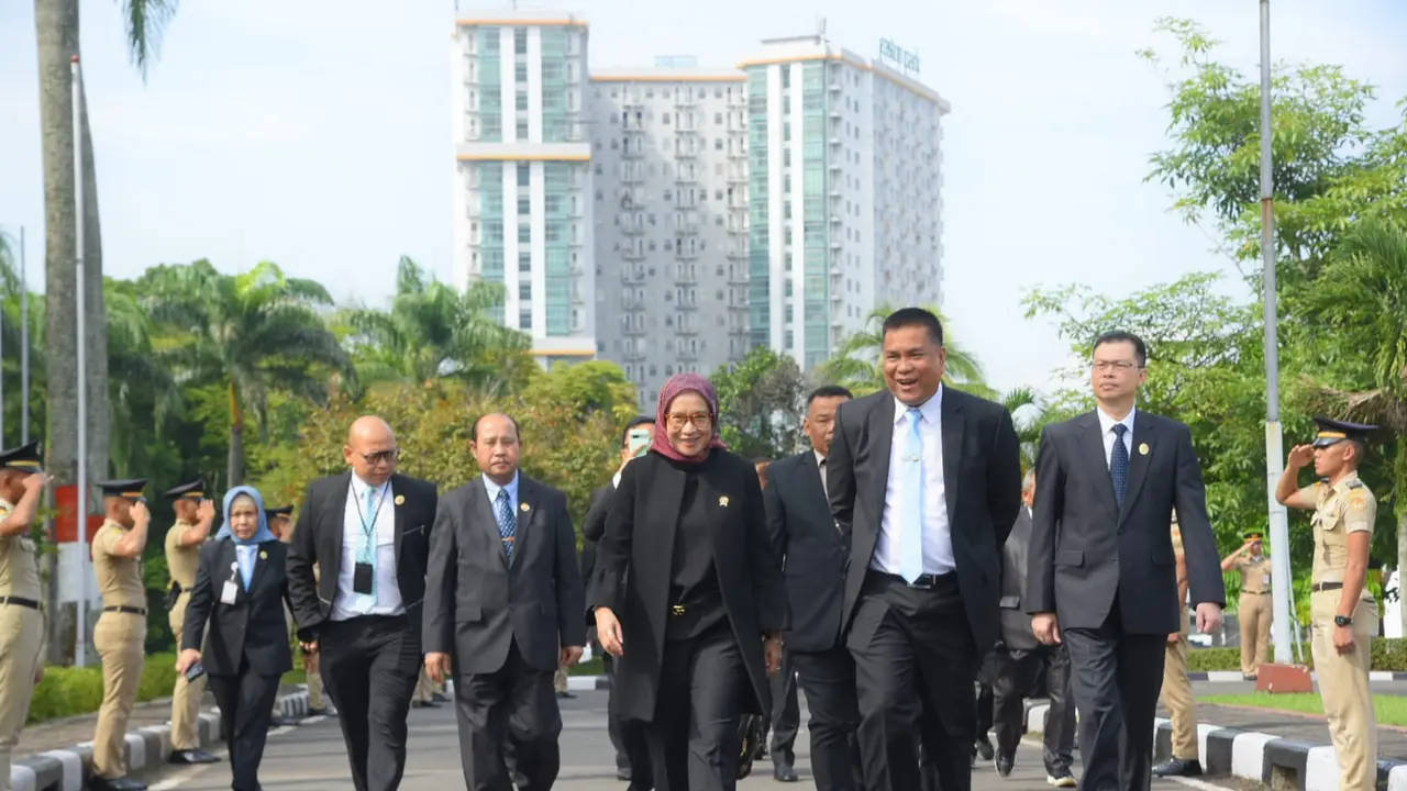 Rektor IPDN, Dr. Halilul Khairi., M.Si menyambut antusias kehadiran MenpanRB Rini Widyantini., S.H., M.P.M di depan seluruh civitas akademika dan praja IPDN.