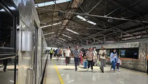 Penumpang kereta api (KA) di Stasiun Bandung. (sumber foto: PT KAI Daop 2 Bandung)