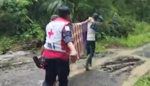Relawan evakuasi korban banjir Sukabumi (Foto: Fira Syarin/Liputan6.com)