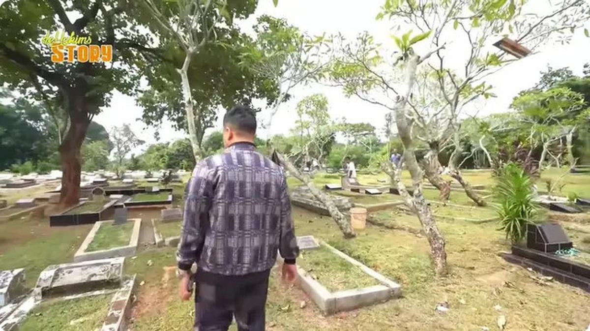 6 Potret Irfan Hakim Ziarah ke Makam Mpok Alpa, Ungkap Perasaan Haru