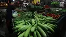 Timun terlihat di pasar di Jakarta, Rabu (20/12).  Jelang Natal dan Tahun Baru, harga bahan pokok di Jakarta mulai merangkak naik. Namun, kenaikannya masih belum tinggi hanya berkisar Rp2.000-5.000 per kg. (Liputan6.com/Angga Yuniar)