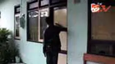 Suasana rumah Yuli Harsono, tersangka teroris yang tewas dalam penyergapan di Klaten, tadi pagi tampak lengang. Istri Yuli enggan berkomentar perihal kabar tewasnya sang suami. 