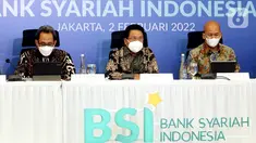 Direktur Utama PT Bank Syariah Indonesia Tbk (BSI) Hery Gunardi (tengah) didampingi jajaran Direksi saat Press Conference Pemaparan Kinerja BSI Triwulan IV Tahun 2021 di Jakarta, Rabu (2/02/2022). Sejak merger Februari 2021,BSI menorehkan kinerja positif dengan laba bersih. (Liputan6.com/HO/BSI)