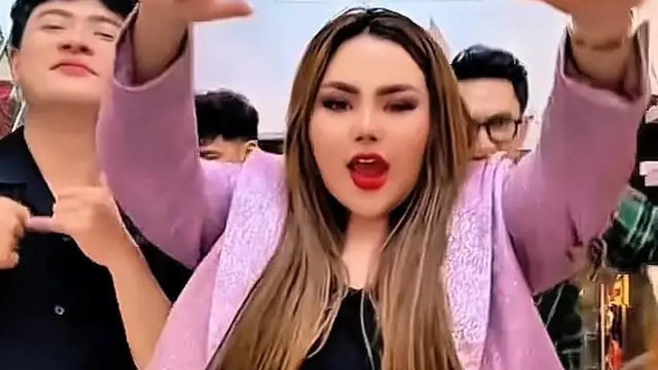7 Potret Ruang Tamu Mini Rumah Lisa Mariana, Ada Cermin Unik yang Beri Efek Luas