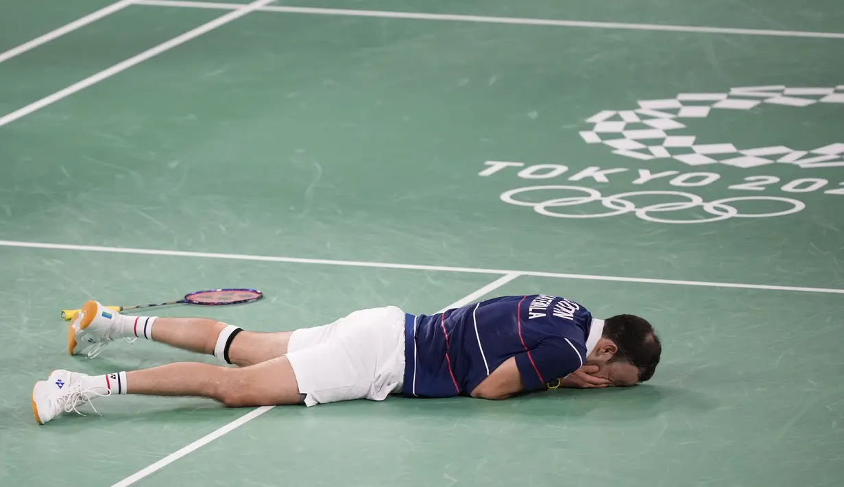Petenis Guatemala Kevin Cordon bereaksi setelah menang melawan Ka Long Angus dari Hong Kong dalam pertandingan bulu tangkis penyisihan grup tunggal putra Olimpiade Tokyo 2020, pada 28 Juli 2021, di Tokyo, Jepang. (AP Photo/Dita Alangkara)