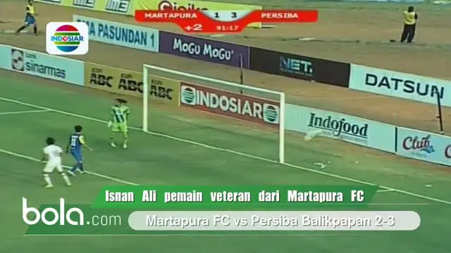 Isnan Ali pemain veteran asal Martapura FC mencetak gol indah saat timnya melawan Persiba Balikpapan di Stadion Si Jalak Harupat, Soreang Minggu (6/9/2015)