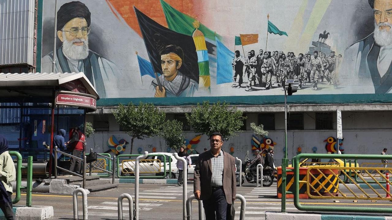 Di tengah momen duka tersebut, sebuah mural yang menampilkan mendiang pemimpin Revolusi Islam Ayatollah Ruhollah Khomeini dan Pemimpin Tertinggi Iran Ayatollah Ali Khamenei terlihat di sebuah gedung di sebuah jalan di Teheran, Iran 20 Mei 2024. Foto: Maji
