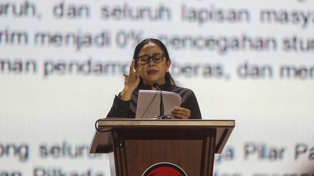 Momen Ketua DPP PDIP Puan Maharani saat menangis saat membacakan hasil rekomendasi Rakernas V PDIP di Beach City International Stadium Ancol, Jakarta Utara,Minggu (26/5/2024). Foto: Liputan6.com / Angga Yuniar<br>