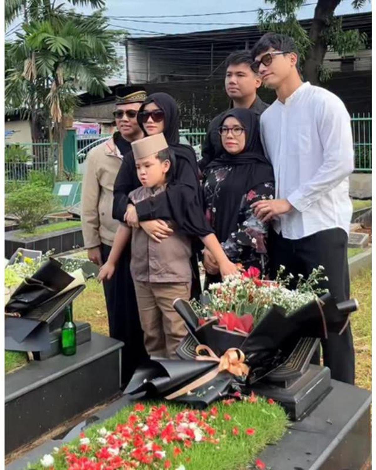10 Potret Artis Ziarah Makam Jelang Ramadhan 2026, Raffi Ahmad hingga Indro Warkop