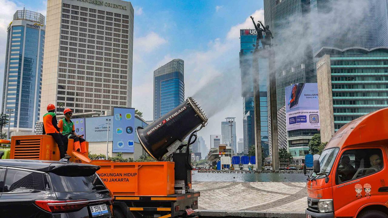 FOTO:  Ribuan Liter Water Mist Disemprotkan untuk Kurangi Polusi Jakarta