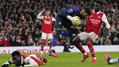 Kiper Brentford, David Raya, menangkap bola saat melawan Arsenal pada laga Liga Inggris di Stadion Emirates, London (11/2/2023). Arsenal gagal memetik tiga poin saat berlaga di kandang sendiri. (AP Photo/Frank Augstein)