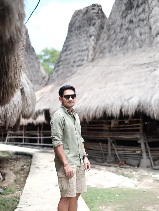 Usai melamar Ririn, ternyata Ibnu Jamil pun akan menikahi sang kekasih dalam waktu dekat. Saat ditemui awak media, Ibnu Jamil pun memohon doa agar diberikan kelancaran untuk segala rencana baiknya. (Instagram/ririnekawati)