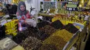 Pedagang mengambil sejumlah kurma yang akan ditimbang di pasar Tanah Abang, Jakarta, Jumat (26/6/2015). Memasuki Ramadan, penjualan kurma meningkat karena buah asal Timur Tengah ini banyak dikonsumsi untuk berbuka puasa. (Liputan6.com/Johan Tallo) 