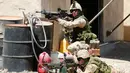 Aksi tentara Kanada dari Resimen Kerajaan 22 saat mengambil posisi menembak selama operasi ekstraksi non-agresif di sebuah desa dalam simulasi latihan Rim Pasifik (RIMPAC) 2016 di Camp Pendleton, California, Amerika Serikat, (11/7). (REUTERS/Mike Blake)