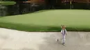 Putri dari pegolf Amerika Serikat Billy Horschel, Skylar Horschel berlarian saat mengikuti sang ayah pada hari terakhir latihan untuk turnamen golf Masters 2018 di Augusta, Georgia, Rabu (4/4). (AP Photo/Matt Slocum)