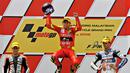 Jorge Lorenzo (tengah) merayakan kemenangannya di kelas 250cc di GP Malaysia. (10/9/2006). (AFP Photo/Tengku Bahar)