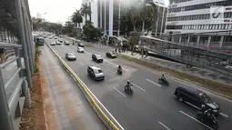 Kendaraan melintas di kawasan Sudirman, Jakarta, Sabtu (11/8). Menjelang Asian Games 2018, pedestrian di kawasan Sudirman sudah dapat dinikmati masyarakat. (Liputan6.com/Herman Zakharia)