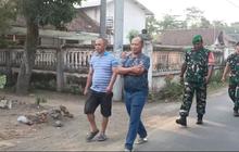 Pakai Kaos dan Sandal Jepit, Jenderal TNI Pulang Kampung Dikawal Polisi Militer Ziarah Kubur Ke Orangtua
