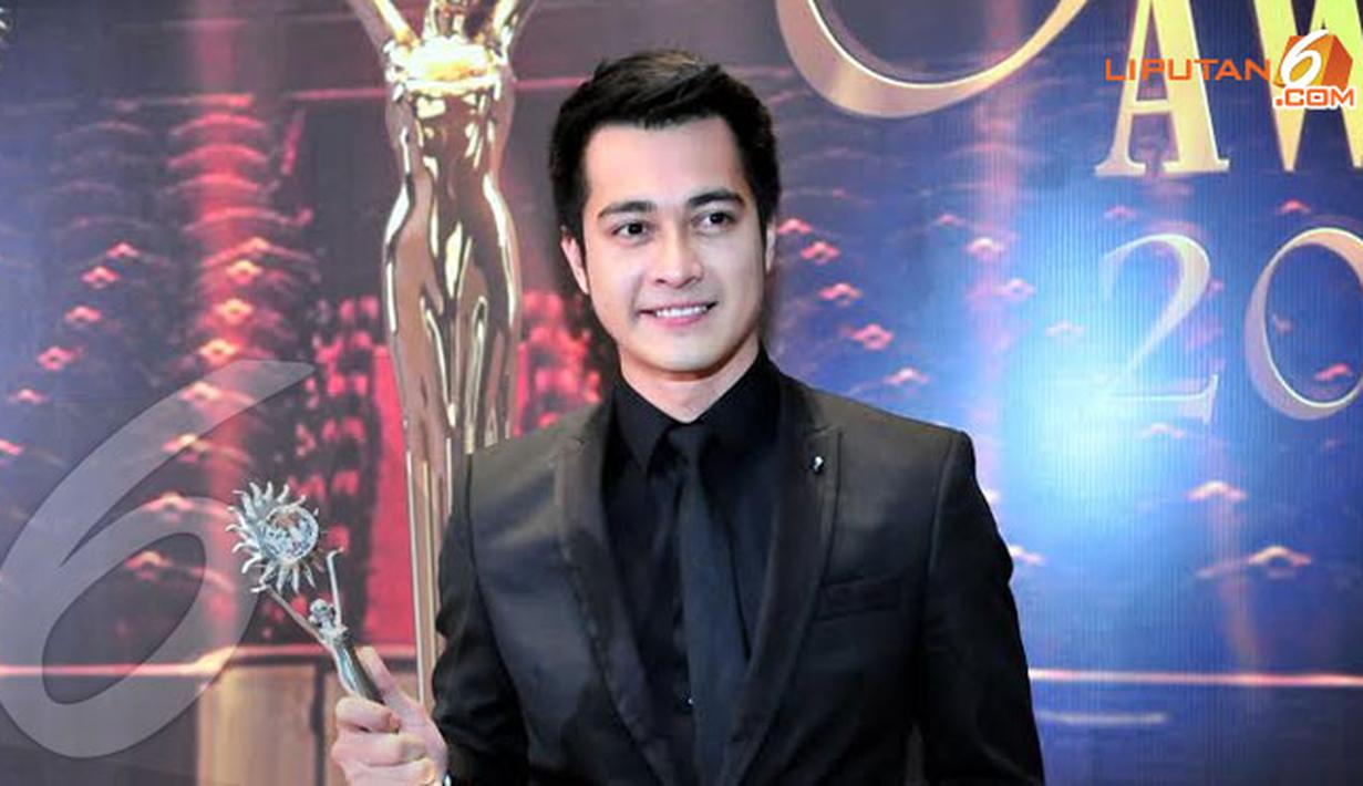 FOTO Bangganya Pemenang SCTV Awards 2013 - Foto Liputan6.com