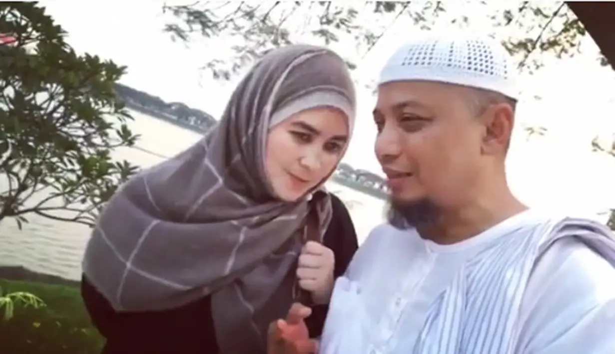 Istri pertama atau disapa Yuni adalah anak mantan Anggota DPR asal Aceh. Yuni setia mendampingi sang suami saat dakwah. Bahkan, ia yang memegang ponsel untuk menyiarkan secara langsung dakwah suaminya melalui media sosial. (Instagram/kh_m_arifin_ilham)