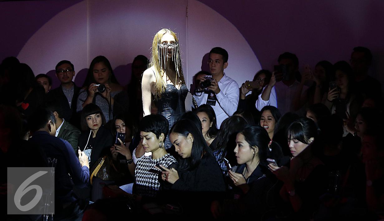 Model mengenakan koleksi Desainer Stella Rissa berpose diantara penonton dalam peragaan busana IPMI Trend Show 2017 di Senayan City, Jakarta (9/11). Stella Rissa menampilkan kreasinyanya yang bertema Rock and Rolla. (Liputan6.com/Gempur M. Surya)