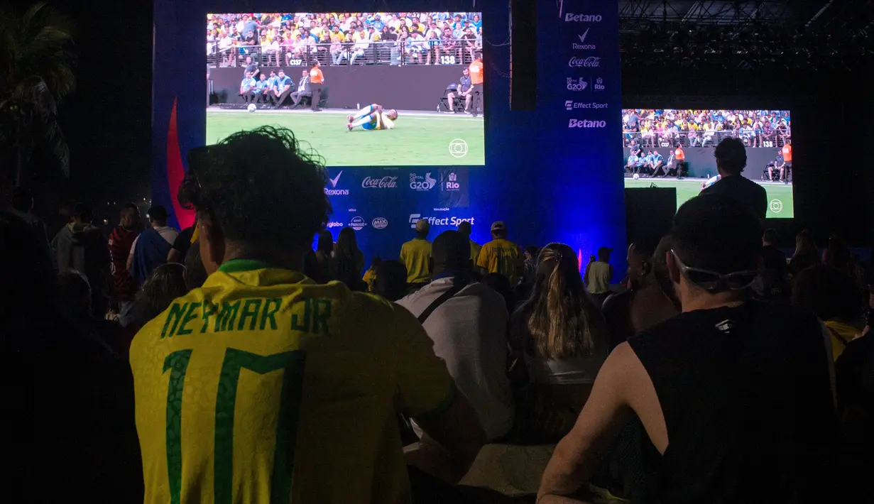 Meski unggul jumlah pemain sejak menit ke-74, Brasil tetap tidak mampu mendobrak pertahanan Uruguay. (TERCIO TEIXEIRA/AFP)