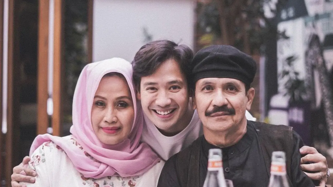 Tarra Budiman bersama ayah dan ibu tersayangnya (Instagram/ tarrabudiman)