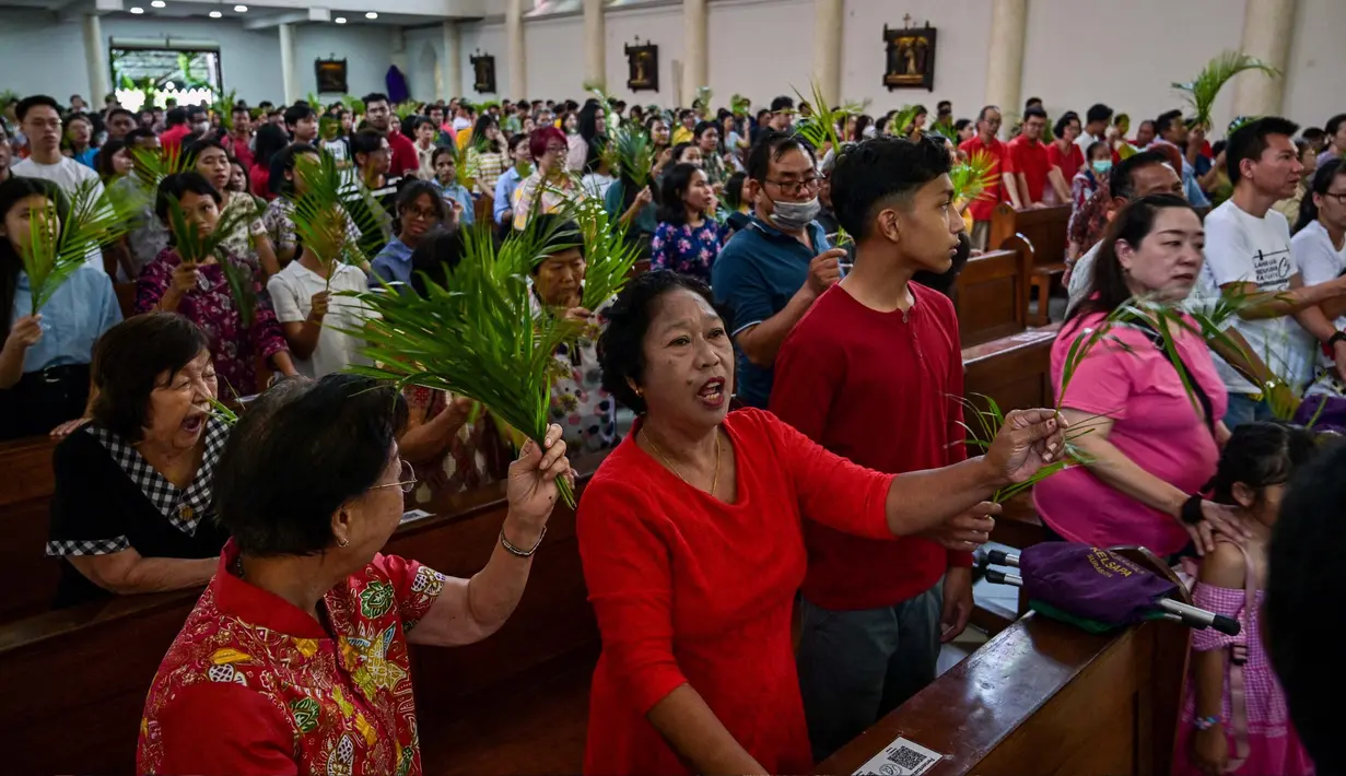 Minggu Palma menjadi bagian tak terpisahkan dari Pekan Suci yang mempersiapkan umat Katolik untuk perayaan Paskah, kebangkitan Yesus Kristus. (JUNI KRISWANTO/AFP)