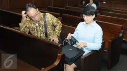 Xaveriandy Sutanto dan istrinya, Memi, jelang menjalani sidang vonis di Pengadilan Tipikor Jakarta, Rabu (4/1). Keduanya diduga telah menyuap Irman Gusman terkait Impor Gula. (Liputan6.com/Helmi Afandi)