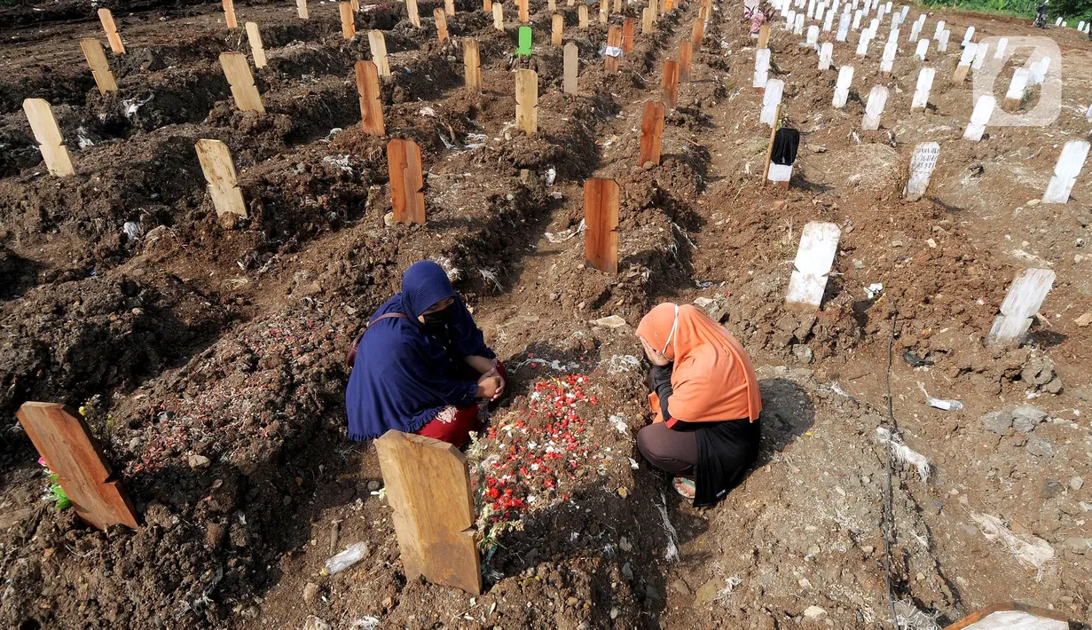 Warga melakukan ziarah makam menyambut bulan Ramadhan 1442 H di Tempat Pemakaman Umum (TPU) khusus covid-19 di Srengseng sawah 2, Jakarta Selatan, Jumat (09/04/2021). Tradisi ziarah makam dalam menyambut bulan Ramadhan setiap tahun dilakukan oleh umat Islam.
(merdeka.com/Arie Basuki)