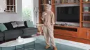 Di foto lain,Irish memilih sepatu sneakers berwarna cokelat yang nyaman dipakai untuk staycation ini. Penampilannya menunjukkan gaya kasual yang tetap stylish dan fungsional. (Liputan6.com/IG/@ _irishbella_)